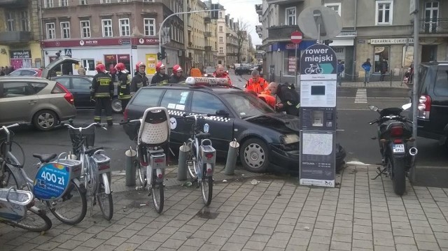 12 listopada zderzyły się tu taksówka i inny samochód osobowy. W wypadku została ranna jedna osoba, a jedno z aut wpadło także na pobliską stację rowerów miejskich.