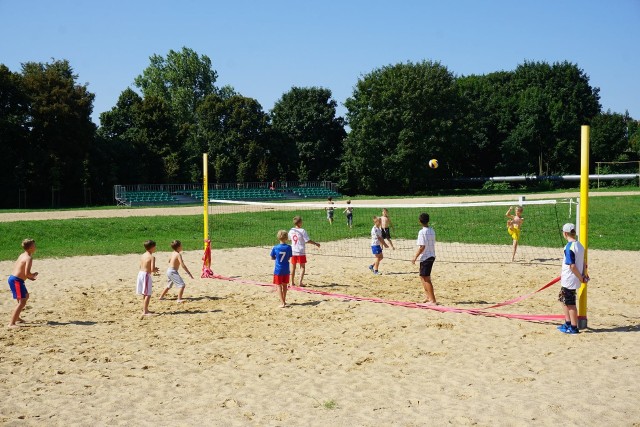 Rozpoczęły się zapisy na letnie półkolonie dla dzieci w Poznaniu. Uczniowie w różnym wieku mogą wybrać zajęcia sportowe czy artystyczne. Atrakcje będą realizowane w lipcu i sierpniu.