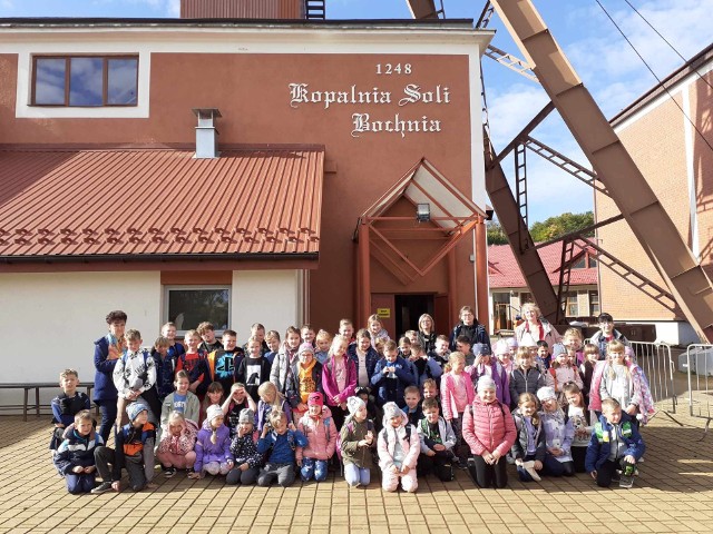 Uczniowie z Samorządowej Szkoły Podstawowej w Wielgusie na wycieczce w kopalni soli w Bochni.