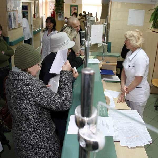 Pacjenci zamiast pomocy onkologów dostawali wczoraj ulotki. Lekarze odeszli z pracy na Szopena, bo nie zgodzili się na warunki umowy. 