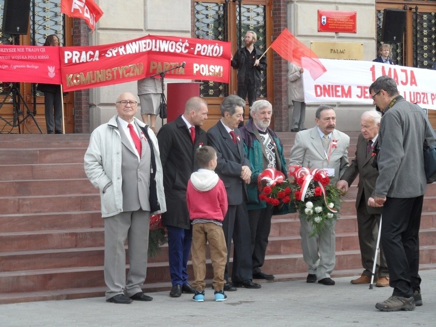 Komunistyczna Partia Polski wciąż żywa! Świętuje 1 Maja w...