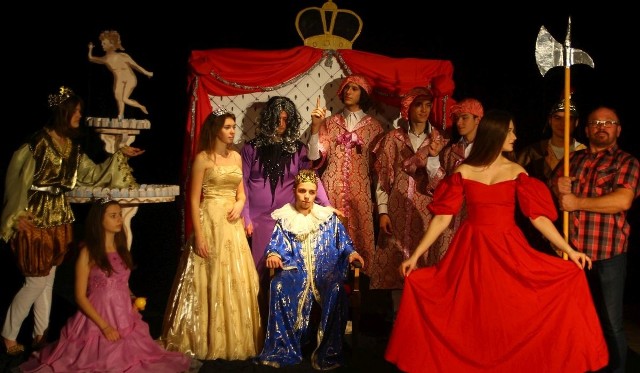 „Żabi Król” w reżyserii Zbigniewa Woldańskiego (z prawej) to kolejna produkcja Grupy Teatralnej Proscenium z Włoszczowy.