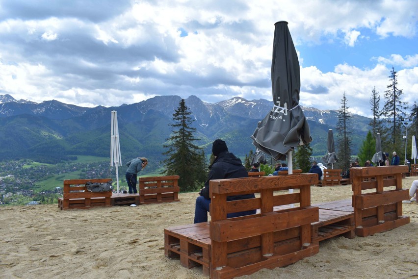 Zakopane. Gubałówka z najwyżej położoną plażą w Polsce! Jest piasek, wygodne kanapy i widok, jakiego nie ma nad Bałtykiem