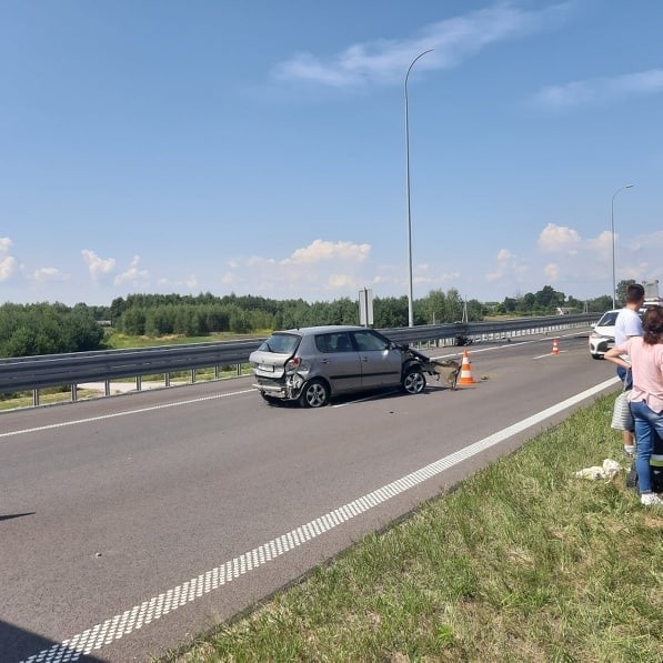 W Gorliczynie wypadek na autostradzie A4. Samochód osobowy uderzył w bariery
