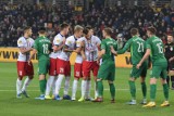 Piłkarze Warty Poznań wracają do gry po 24 dniach przerwy, ale dalej mają problem z koronawirusem