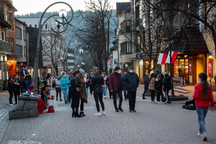 Majówka 2021. Zakopane i Krupówki pełne turystów. Sporo osób wybrało się na majówkę w góry