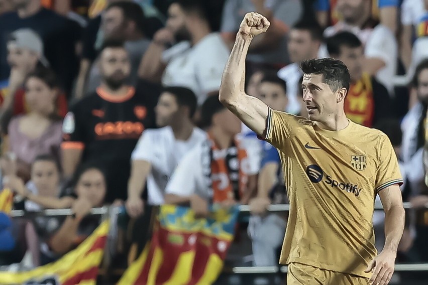 Lewandowski uratował Barcelonę! Valencia pokonana rzutem na...