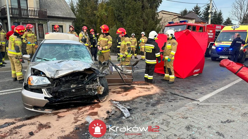 Śmiertelny wypadek pod Krakowem. Zderzenie czołowe na drodze krajowej 44. Do szpitala trafiło niemowlę. Jego rodzice nie żyją