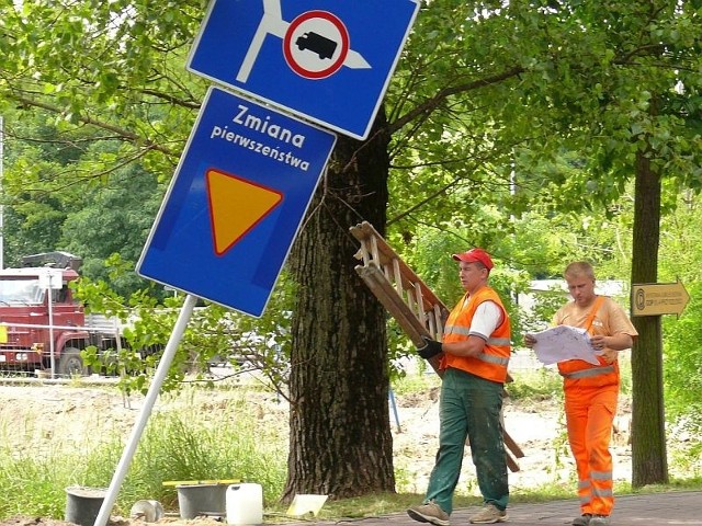 W piątek pracownicy montowali nowe znaki drogowe.