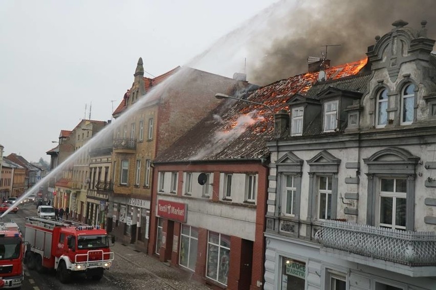 W Strzelnie na Rynku wybuchł pożar w jednej z kamienic....