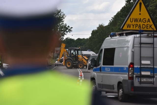 W godzinach popołudniowych w miejscowości Zławieś Wielka, motocyklista zderzył się z koparką, w skutek czego poniósł śmierć na miejscu.