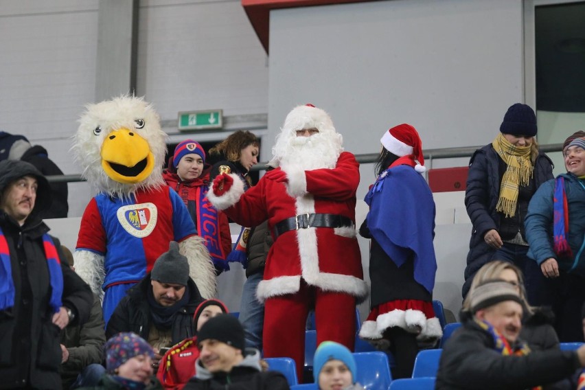 Mecz Piast Gliwice - Pogoń Szczecin oglądało niespełna trzy...