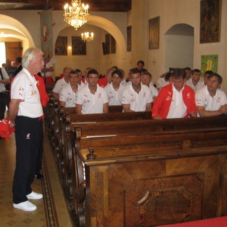 Kadra Leo Beenhakkera w komplecie zameldowała się w piątkowe popołudnie w kościele p. w. Małgorzaty z Antiochii. Piłkarze modlili się za duszę Agaty Mróz-Olszewskiej i własną pomyślność podczas Euro 2008.