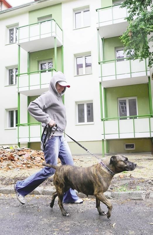 - Mieszkam w bloku obok. Uważam, że adaptacja koszar na lokale komunalne to dobry pomysł - mówi Aleksandra Piotrowska, która wyszła na spacer z suczką Tiną.