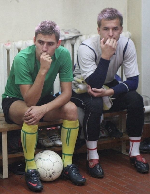 Piotr Mazurkiewicz (z lewej) i Łukasz Ćwiczak (z prawej) dowiedzieli się za jakie pieniądze mogą grać w nowym sezonie w drużynie Siarki Tarnobrzeg.