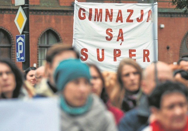 Na nic zdały się protesty nauczycieli i związkowców z ZNP przeciwko likwidacji gimnazjów. Ustawa została podpisana przez prezydenta Andrzeja Dudę i reforma wejdzie w życie 1 września tego roku.