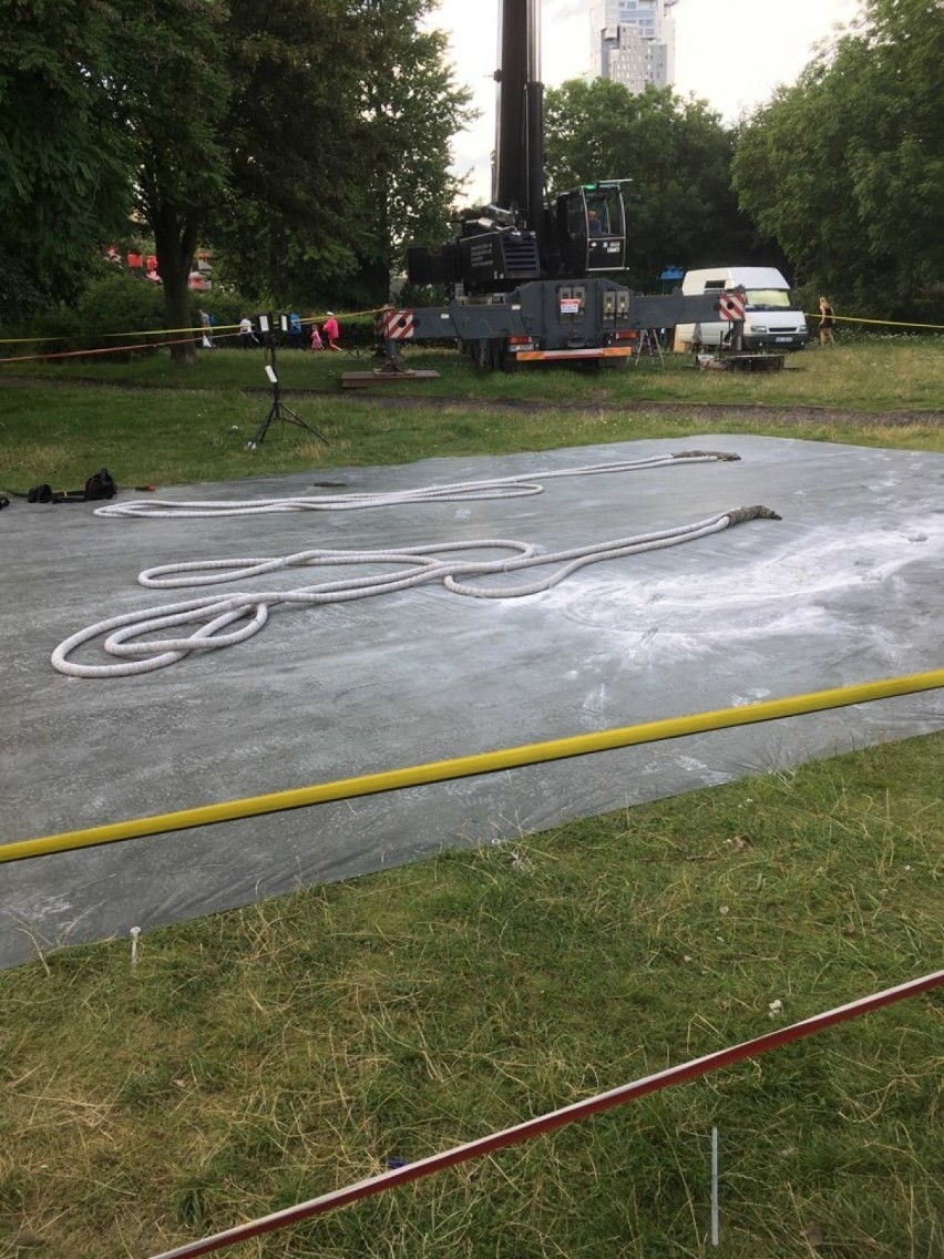 Wypadek w Parku Rady Europy w Gdyni (21.07.2019). Według nieoficjalnych ustaleń ofiara spadła podczas skoku na bungee [zdjęcia]