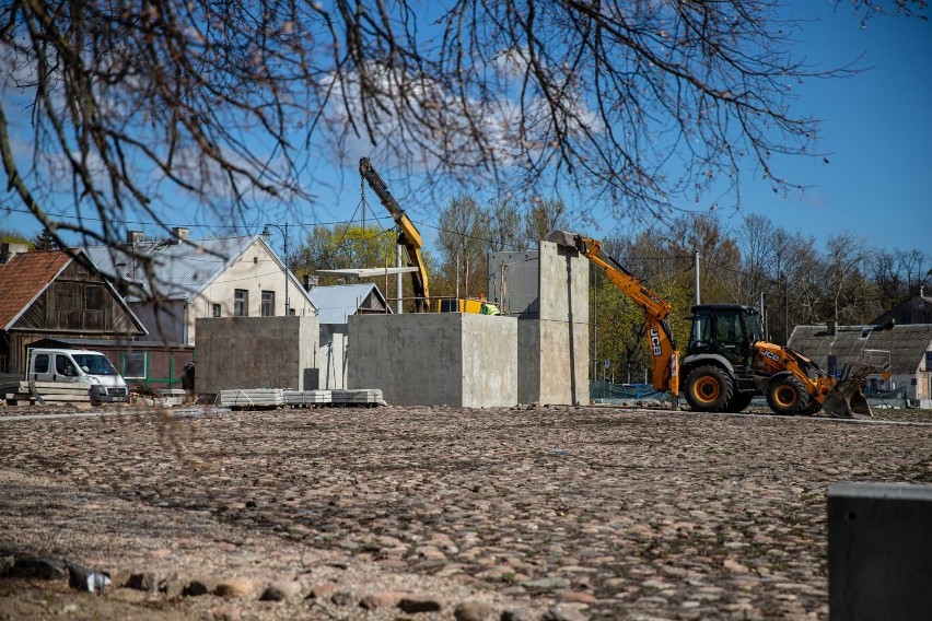 Rozpoczęło się już ustawianie monumentu - artystycznej...