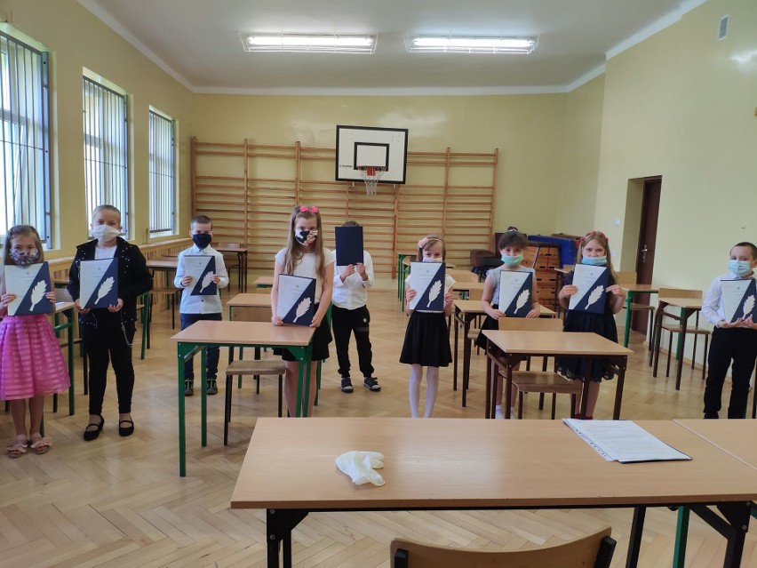 Uczniowie Szkoły Podstawowej imienia Armii Krajowej w Kajetanowie zakończyli rok szkolny (ZDJĘCIA)