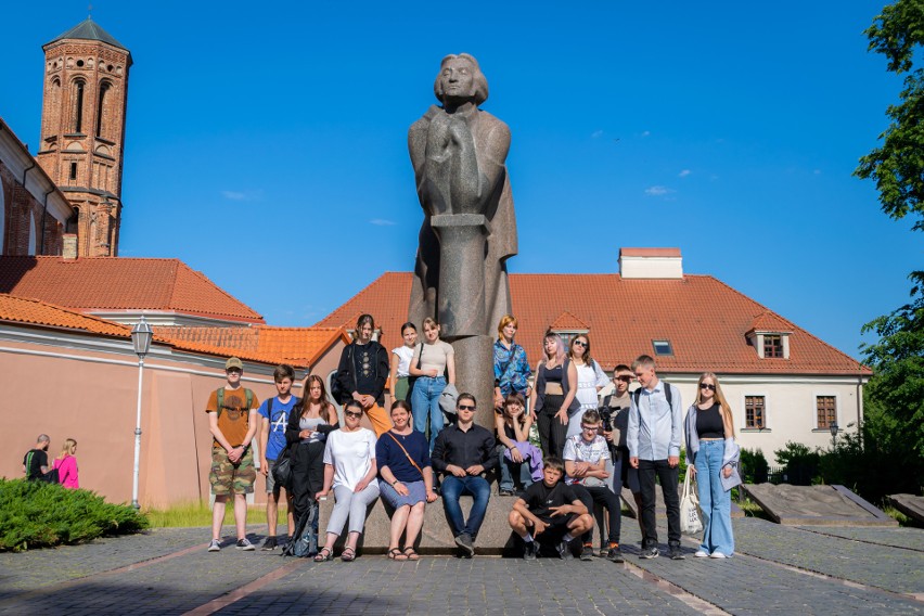 Uczniowie pod pomnikiem Adama Mickiewicza w Wilnie