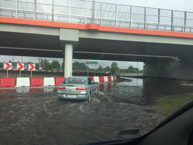 W Sławnie w gminie Wolanów deszczówka zalała drogę.