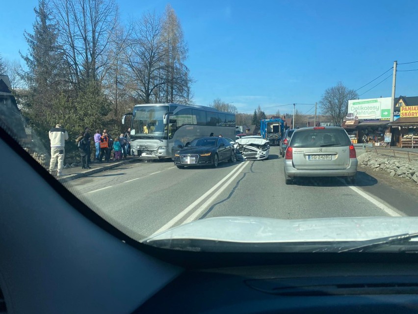 Poważny wypadek na zakopiance. W Białym Dunajcu zderzyły się autobus i dwa auta osobowe [ZDJĘCIA]