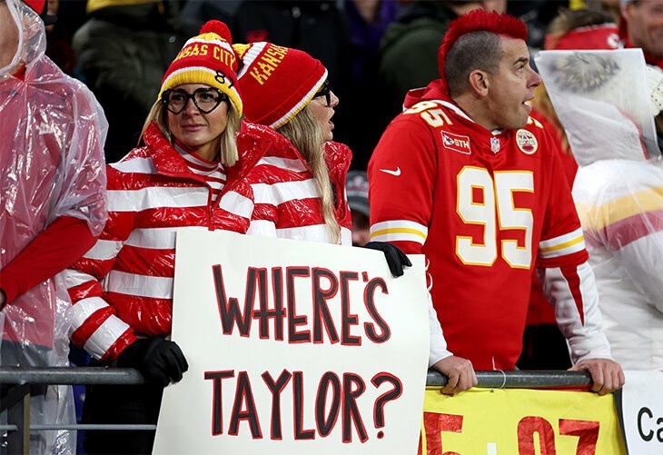 Kibice Chiefs na trybunach pytający „Gdzie jest Taylor...