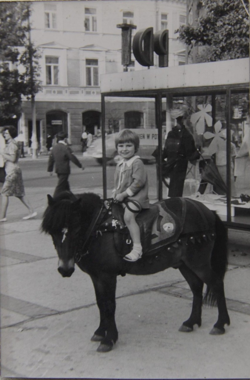 Na zdjęciu  zrobionym w 1968 roku Ewa siedzi na kucyku, w...