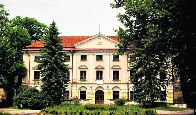 Pałac w Koniecpolu został w czasie II wojny światowej spalony. Został odbudowany w latach 1956-1959, przez państwowe Zakłady Płyt Pilśniowych w Koniecpolu. Był tu dom kultury