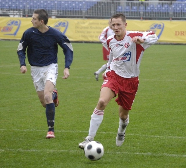 Piłkarze Druteksu-Bytovii Bytów (jasne stroje) zainaugurują trzecioligowy sezon 2010/2011 spotkaniem z Pogonią Barlinek.