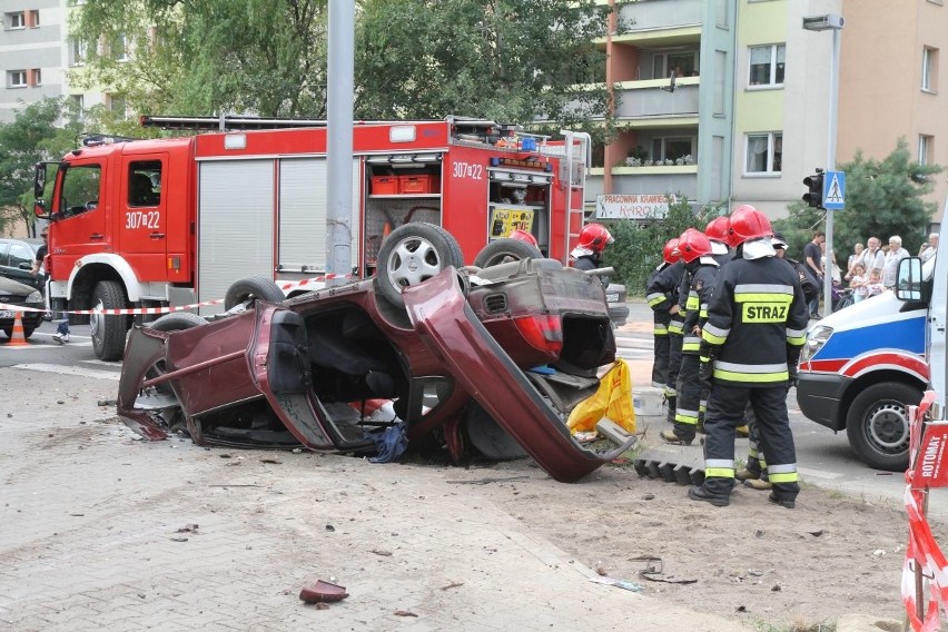 Wypadek na Szybowcowej. Dachował tam opel. 28.08.2015