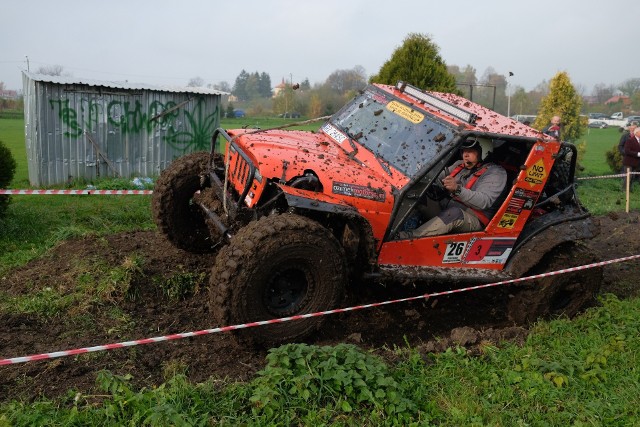 W podprzemyskich Bolestraszycach, Maćkowicach i Walawie, odbyła się w niedzielę 3. runda mistrzostw Podkarpacia off-road "Przemyska Przeprawa". Po leśnych bezdrożach rywalizowało 14 załóg.