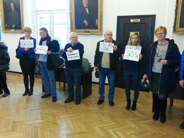 Mieszkańcy łódzkich Łagiewnik protestują na obradach Rady Miejskiej