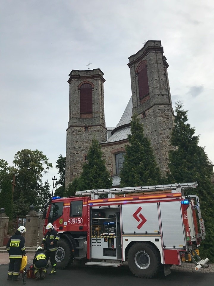 Pożar w zakrystii kościoła w Fałkowie. Tak ćwiczyli strażacy [ZDJĘCIA]