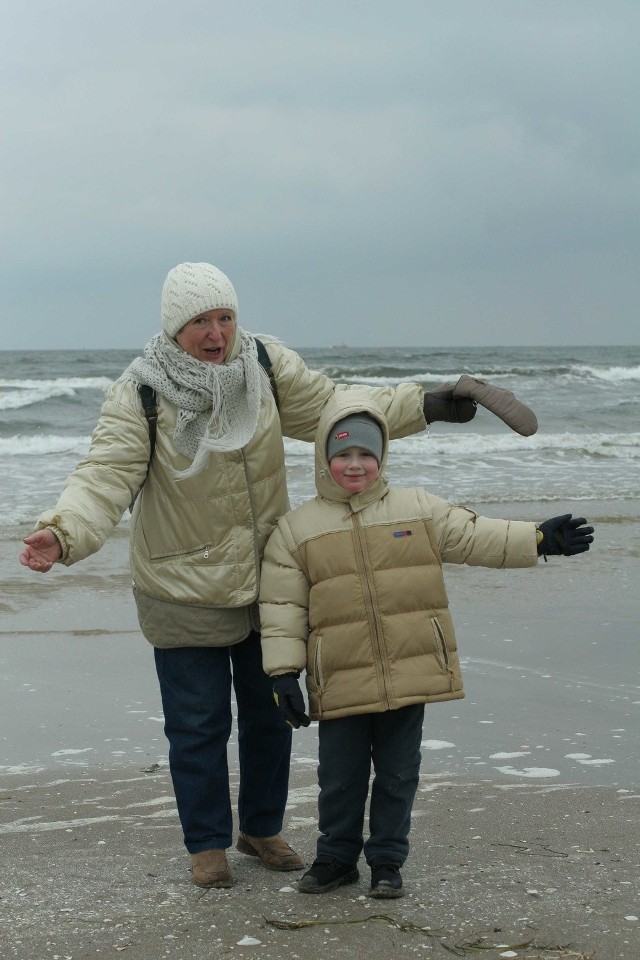 - Świnoujście ma najpiękniejszą plażę w Polsce! - mówi Danuta Polak ze Szczecina odpoczywająca nad morzem z wnukiem Konradem. - Lubię tu przyjeżdżać o każdej porze roku, choćby po to, żeby przejść się brzegiem morza od falochronu do polsko-niemieckiej granicy. Jest zimno, ale nawet w lutym taka przechadzka ma swój niepowtarzalny urok!