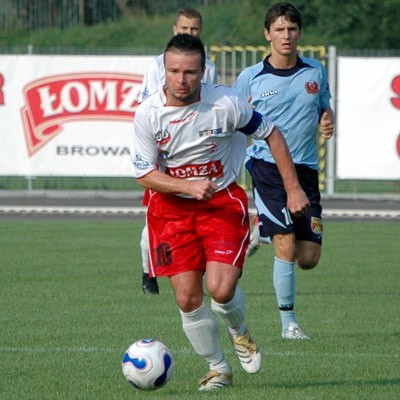 Łukasz Adamski jest wciąż piłkarzem ŁKS-u i powinien stawić się w Łomży. To byłoby poważne wzmocnienie drugoligowca.