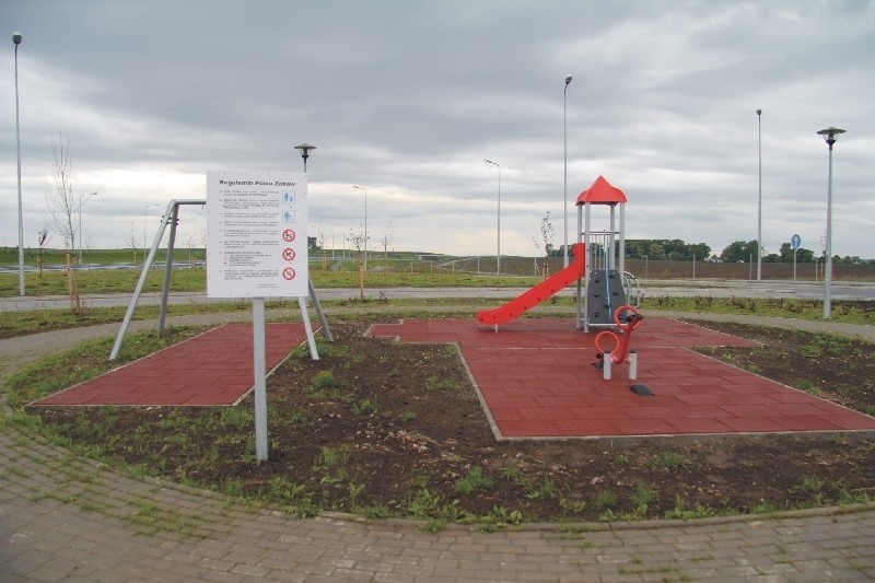 Plac zabaw dla dzieci na parkingu. Mali pasażerowie będą...