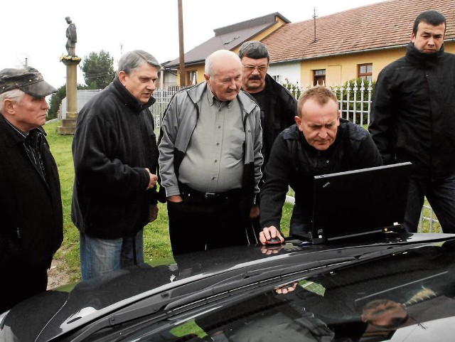 Dyrektor Miejskiego Zarządu Dróg Grzegorz Mirek (przy komputerze) prezentuje mieszkańcom ul. Brzeziny przebieg chodnika i problemy, z jakimi trzeba się uporać: kapliczkę, skarpę, wykup ziemi