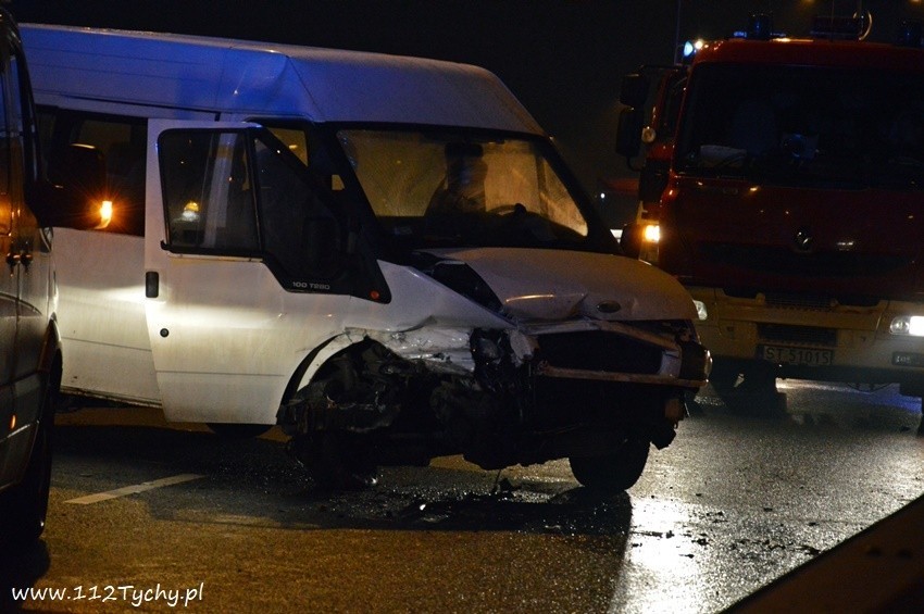 Wypadek busa i samochodu osobowego na DK1 w Tychach.