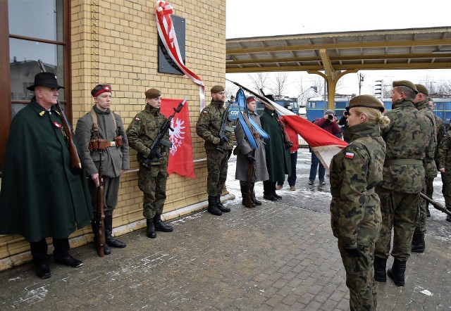 W ramach obchodów 100. rocznicy Powstania Wielkopolskiego pod narodowym patronatem Prezydenta RP Andrzeja Dudy, na budynku dworca PKP w Inowrocławiu odsłonięto tablicę upamiętniającą udział Kompanii Witkowskiej i powstańców gnieźnieńskich w walkach o oswobodzenie miasta. Organizatorem uroczystości był Robert Gaweł, senator RP.Witkowo to, liczące około 8 tys. mieszkańców, miasto w powiecie gnieźnieńskim. W latach 1887-1927 też istniał powiat witkowski. W styczniu 1919 r. powstańcy z Witkowa, które wyzwoliło się wcześniej, podobnie, jak grupy z innych miejscowości, zasilili oddział ppor. Pawła Cymsa i wzięli udział w boju o Inowrocław.  A ponieważ szczególnie krwawo i zaciekle walczono o dworzec, dlatego tablica z  napisem: „Szli tam też Witkowiacy…” znalazła się na stacyjnym  murze.