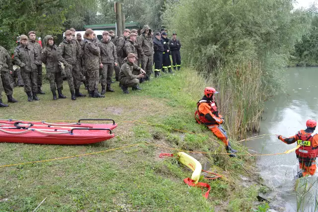 Żołnierze, pod okiem instruktorów ze straży pożarnej i policji, uczyli się zagadnień podzielonych na cztery bloki tematyczne: susze i pożary, silne wiatry, huragany i katastrofy budowlane, wypadki drogowe i katastrofy komunikacyjne, działania patrolowe, pierwsza pomoc dla osób podtopionych i wyciągniętych z wody.