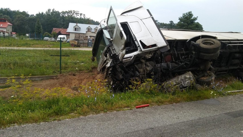 Gmina Chynów. Tragiczny wypadek na "50". Opel zderzył się czołowo z ciężarówką. Kierowca nie żyje