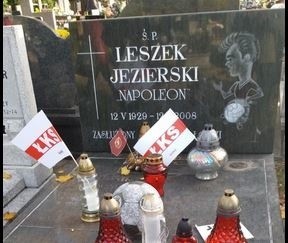 Działająca przy ŁKS, prowadzona przez Jacka Bogusiaka grupa „Ełkaesiak”, do której należą byli sportowcy klubu, m.in. Marek Dziuba, Mirosław Bulzacki, Walery Kosyl, Adam Kopczyński oraz artyści sympatyzujący z ŁKS, jak Marian Lichtman, Jacek Bieleński, Andrzej Żukiewicz i inni, pamiętają o ważnych wydarzeniach z historii klubu, organizują benefisy na cześć zasłużonych sportowców i działaczy klubu.CZYTAJ DALEJ NA KOLEJNYM SLAJDZIE