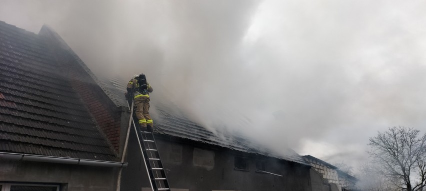 Ogień objął trzy kondygnacje budynku