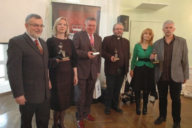 Laureaci ze statuetkami, od lewej: Janusz Szajna, Jadwiga Niśkiewicz, Zbigniew Czmuda, ks. Zdzisław Przybysz, sołtys Kosieczyna Maria Dobry i przedstawiciel Narodowego Instytutu Dziedzictwa prof. Wojciech Eckert