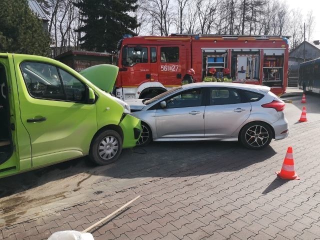 Na ulicy Kościuszki w Wieliczce zderzyły się samochody osobowy i dostawczy. Podczas działań ratowniczych ul. Kościsuzki była całkowicie zablokowana dla ruchu