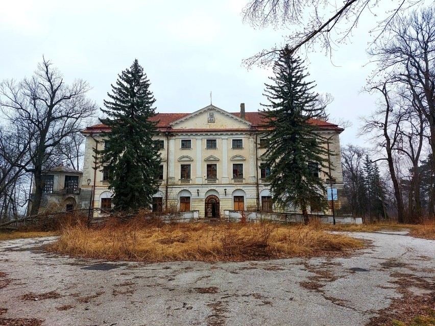 Opuszczony pałac w Śląskiem. Lepiej nie kręcić się tutaj...