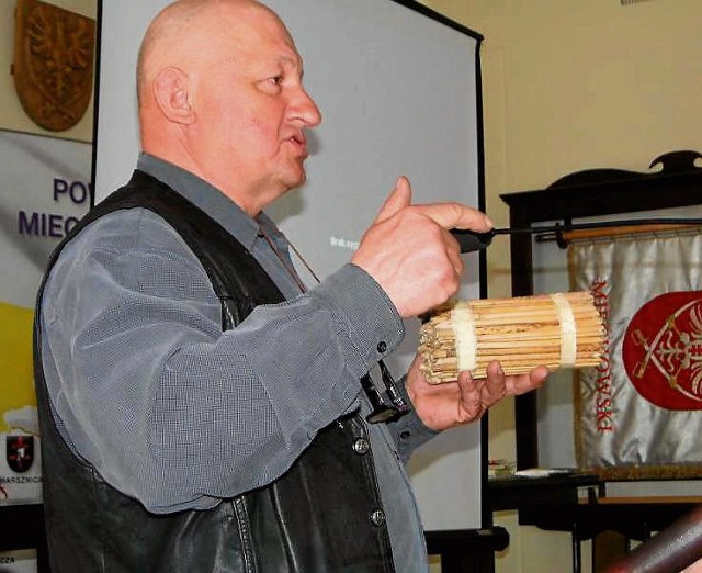 Jan Nawieśniak prezentuje przenośny ul z trzciny