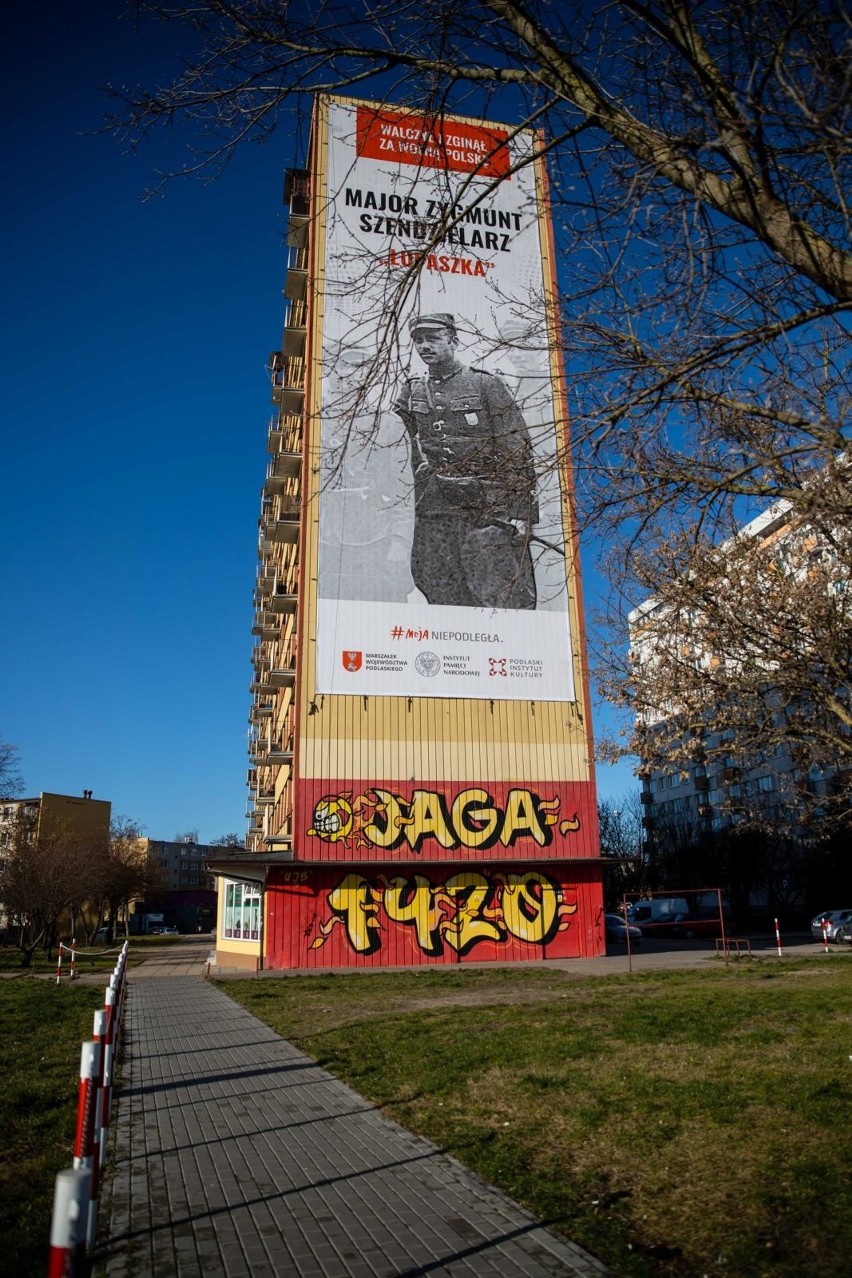 Baner z podobizną mjr. Zygmunta Szendzielarza Łupaszki...