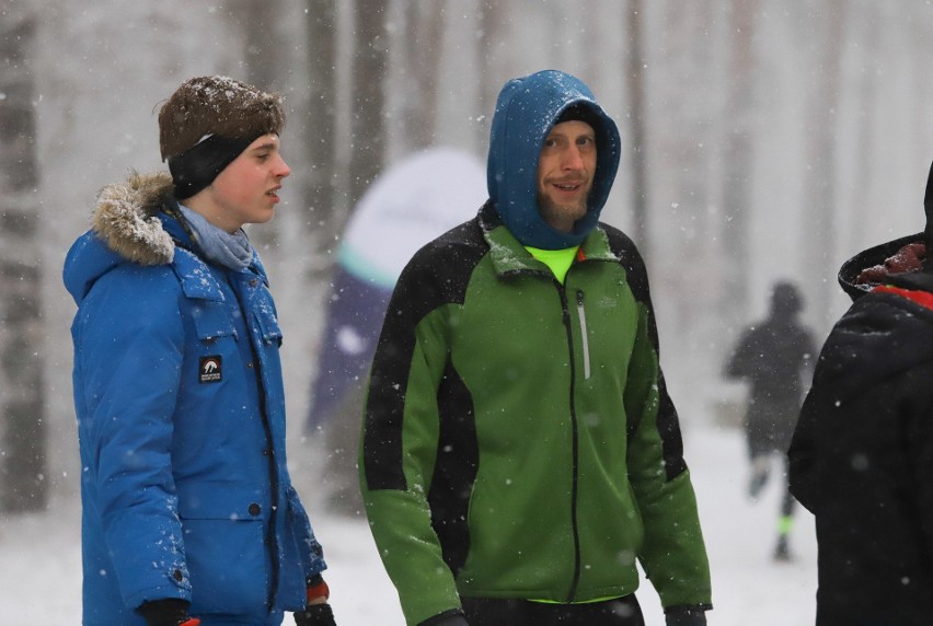 Uczestnicy Parkrunu Toruń pokonali pięć kilometrów w śniegu